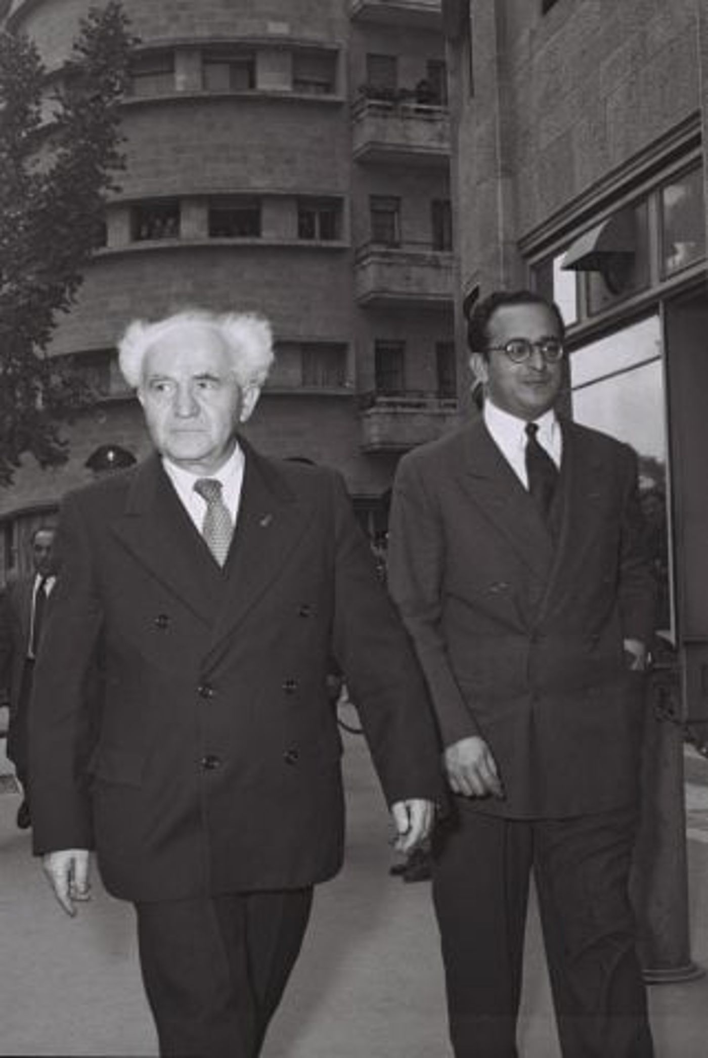 דוד בן גוריון כראש ממשלה, מלווה במזכירו הצבאי ומזכירו האישי