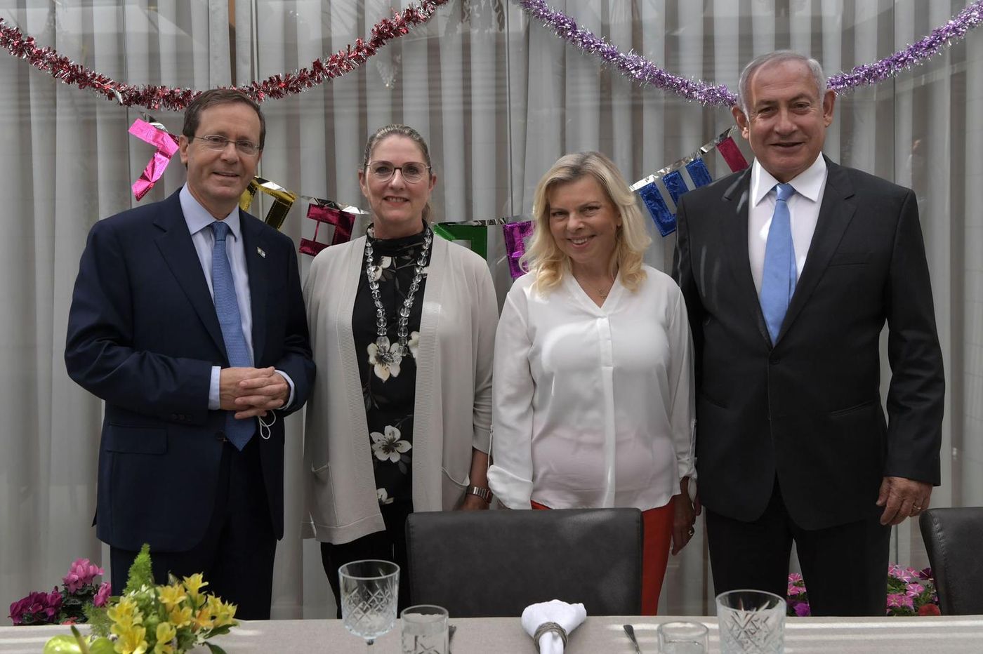 הנשיא ורעייתו אירחו את בנימין ושרה נתניהו בסוכה