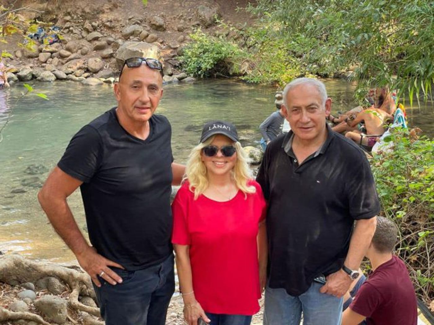 מרום יחד עם בני הזוג נתניהו. מתוך חשבון הפייסבוק של קובי מרום