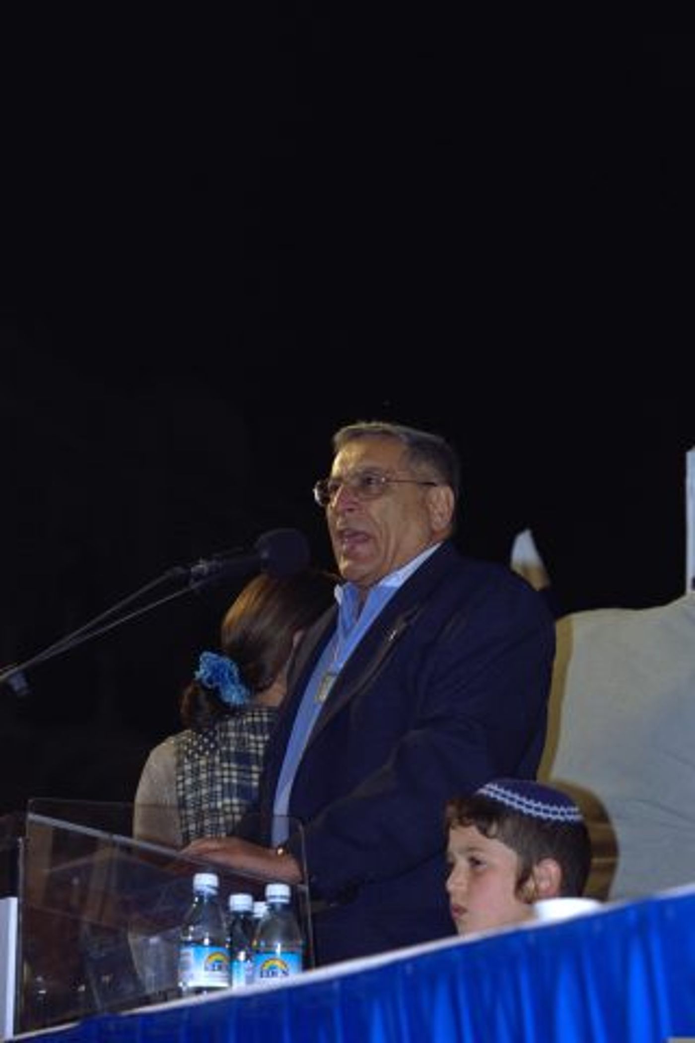 גנדי בהפגנה נגד מדיניות הממשלה באינתיפאדה השנייה (עמוס בן גרשום, לע"ם)