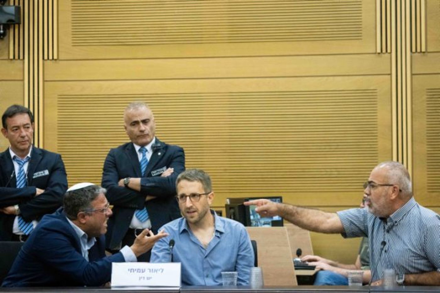 מהומה במליאה; טיבי לבן גביר: אל תתחצף, שב בשקט