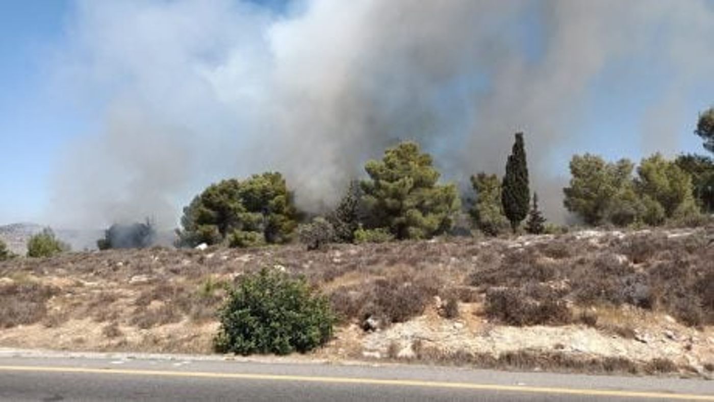 התחדשה השריפה בגוש עציון, כבישים באזור נחסמו