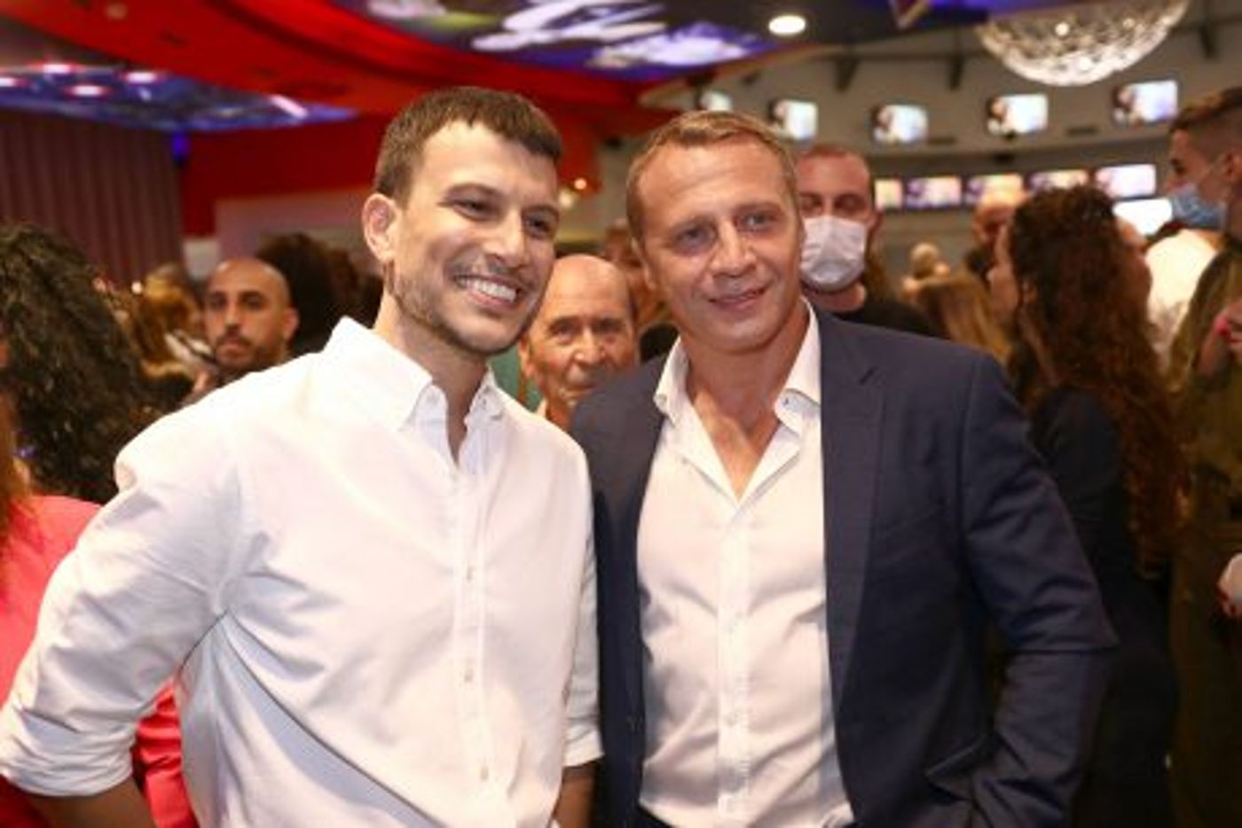 אסי עזר עם זר התיירות יואל רזבוזוב