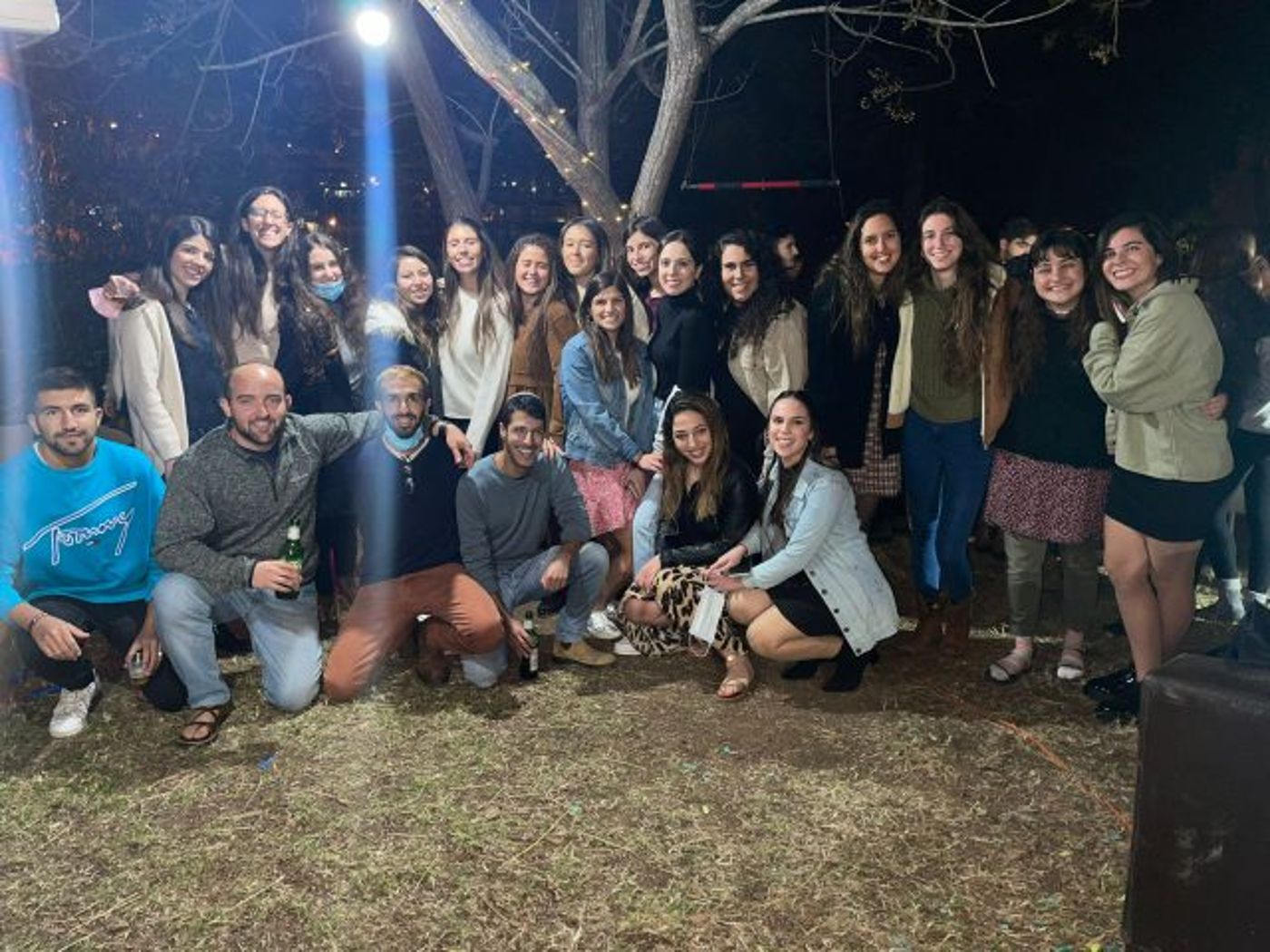 דנו עם חברים בארץ