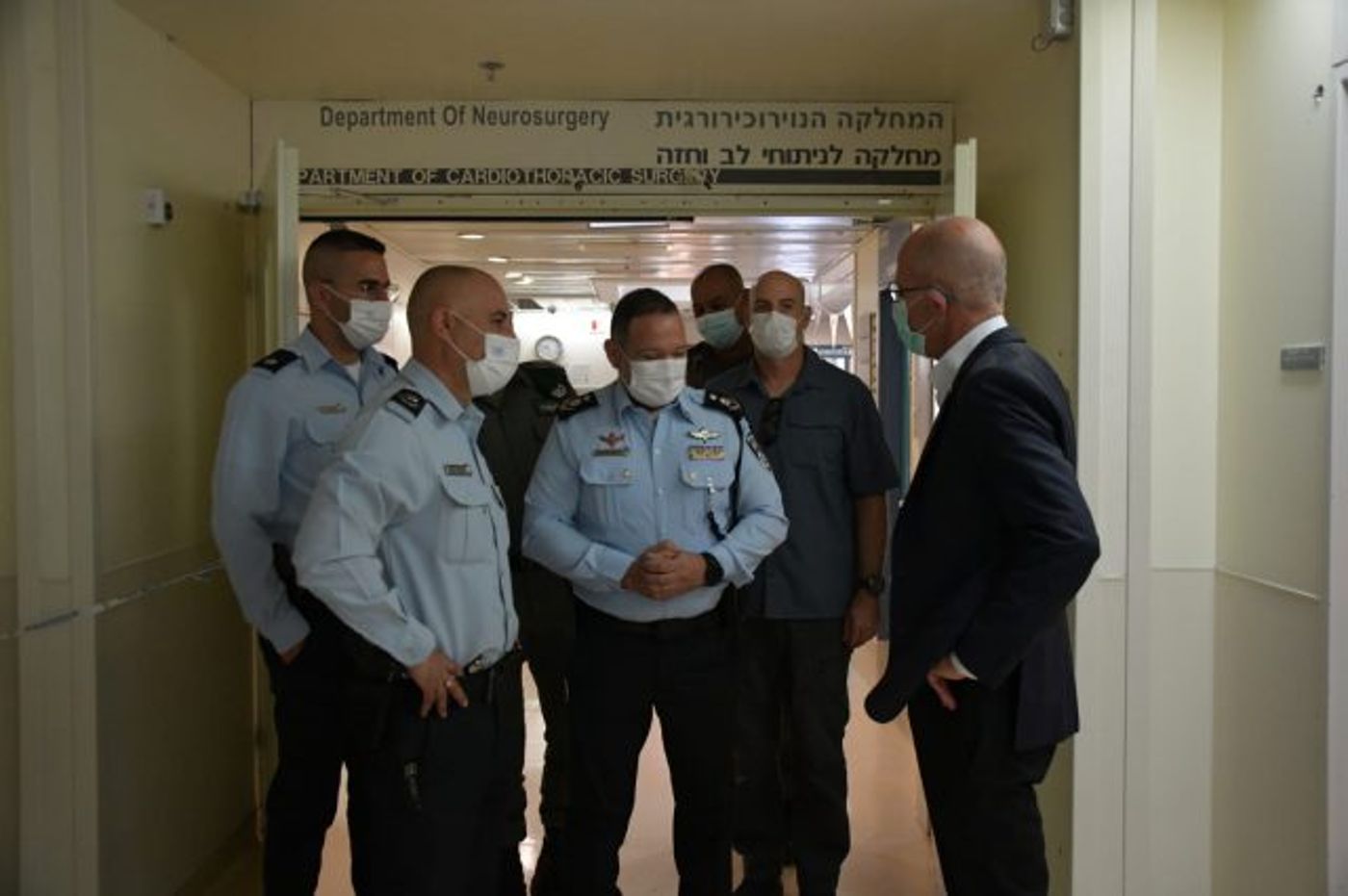 המפכ"ל ביקר את הלוחם שנפצע בקלנדיה
