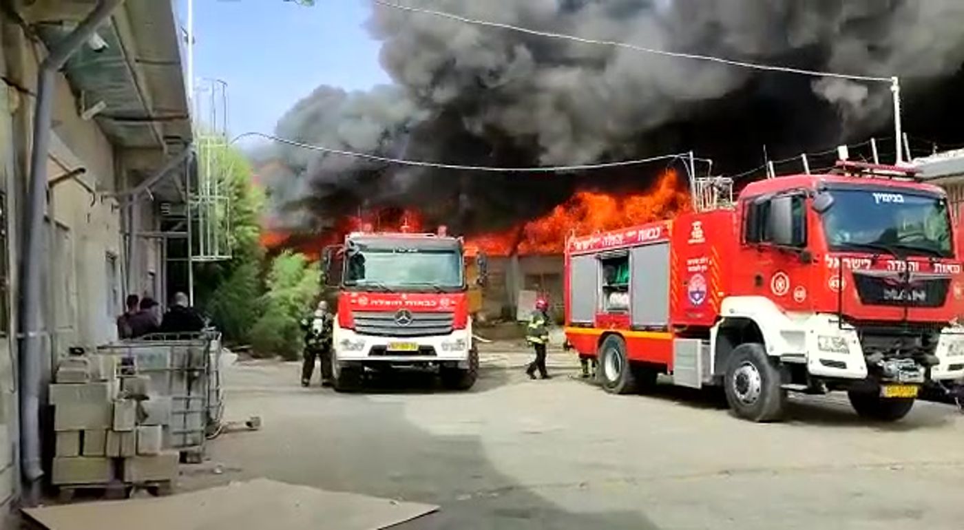 מחסן עלה באש במישור אדומים, כוחות כיבוי במקום
