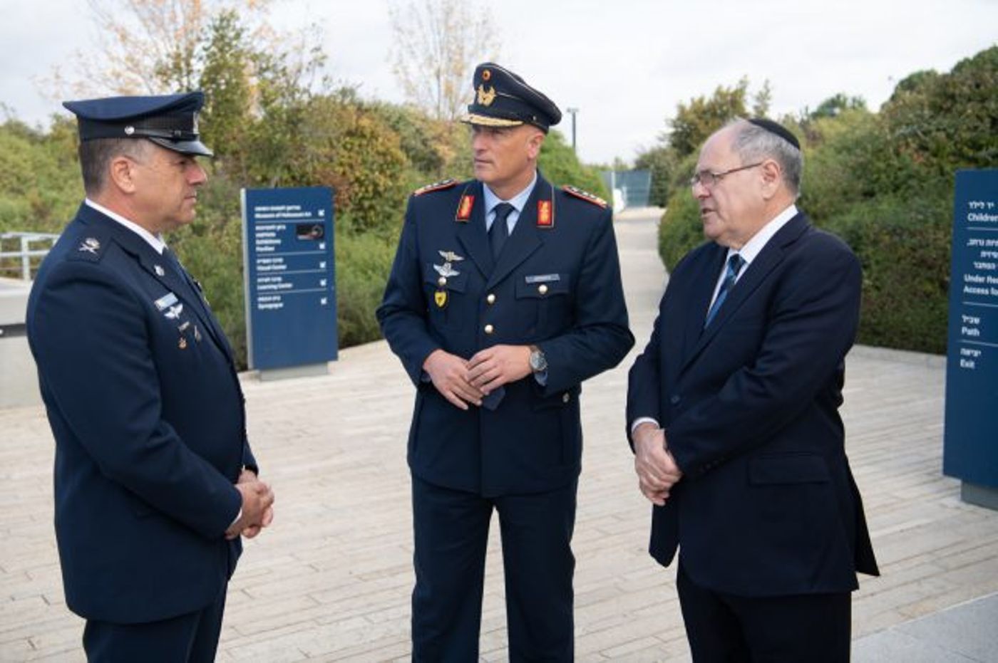 מפקד חיל האוויר הגרמני ביקר ב'יד ושם'
