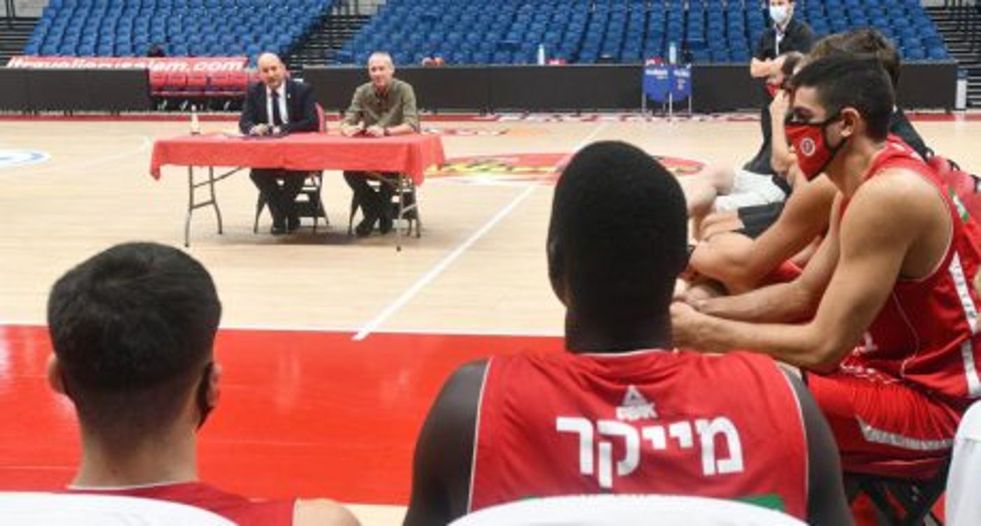 צפו: כשבנט הרים לבנט לאליופ בארנה