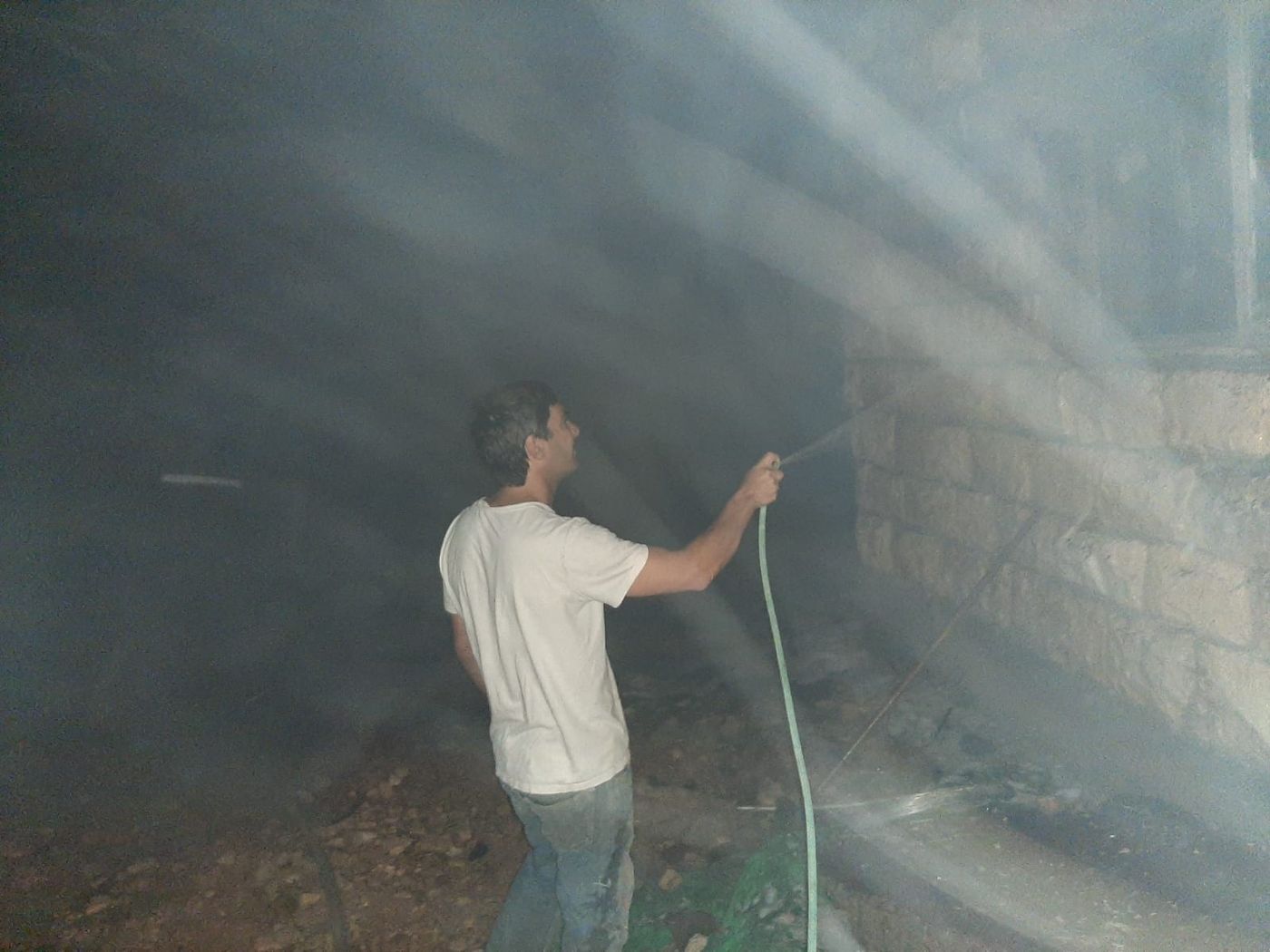 "ניסינו לכבות את האש עם דליים וצינורות השקיה"