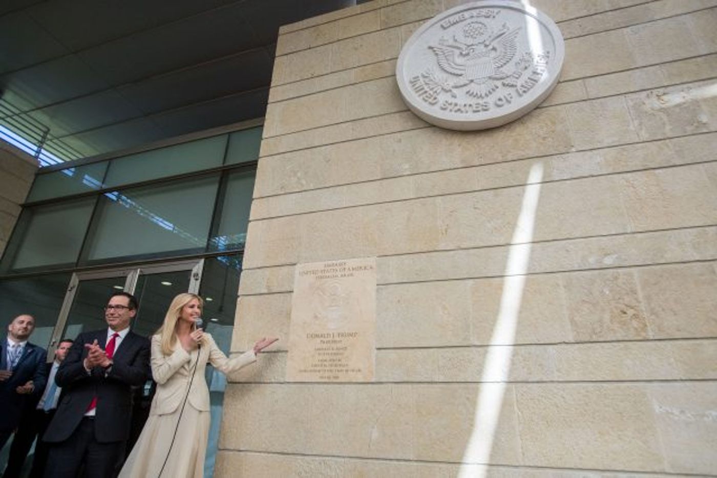 חנוכת השגרירות, בתמונה איוונקה טראמפ, בתו של הנשיא לשעבר