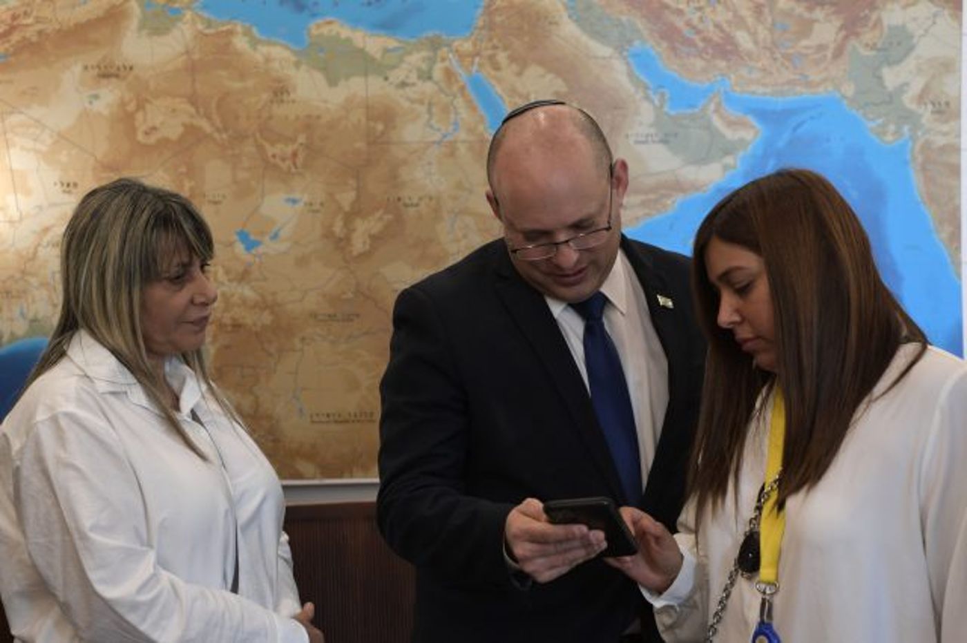 בנט נפגש עם אמו של הלוחם בראל חדריה שמואלי