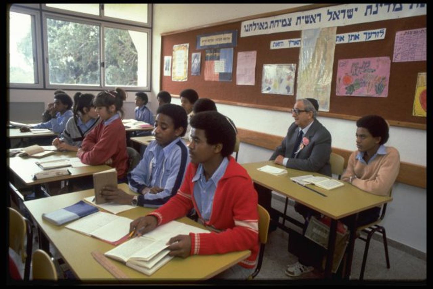 נשיא המדינה יצחק נבון באולפן ללימוד עברית (נתי הרניק,לע"ם)