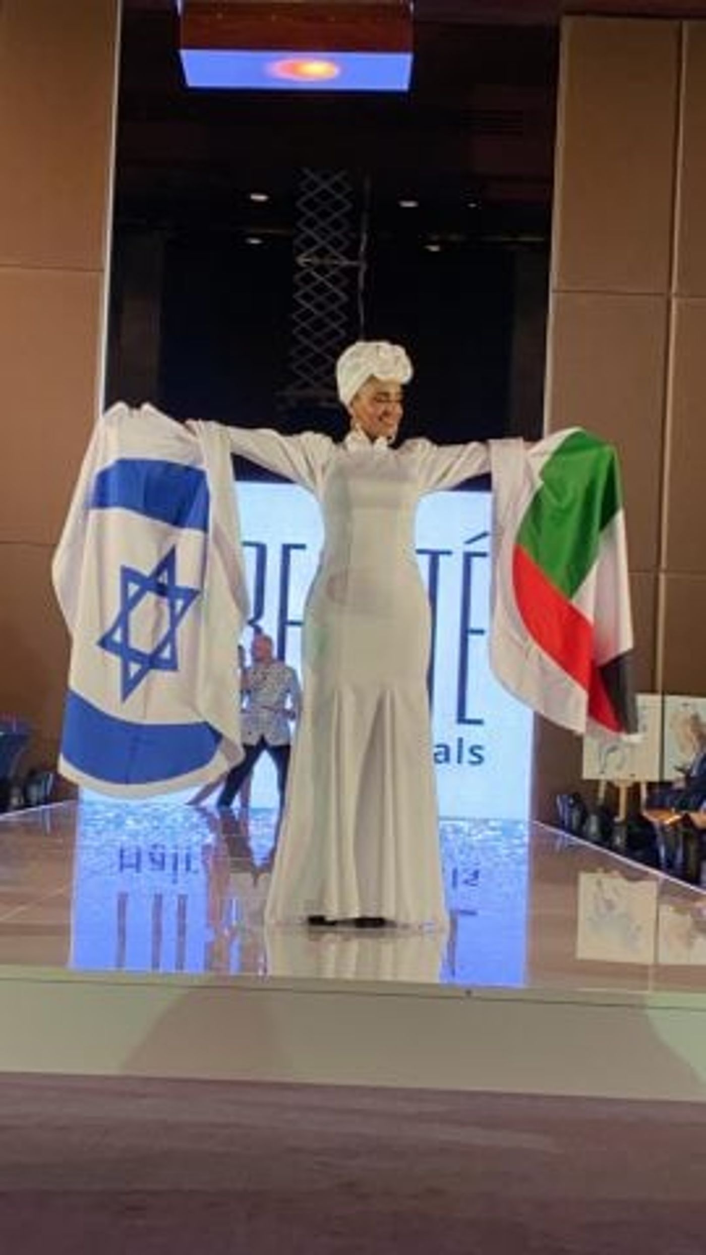 נרקיס הופיעה בשבוע האופנה בדובאי בלוק מפתיע במיוחד