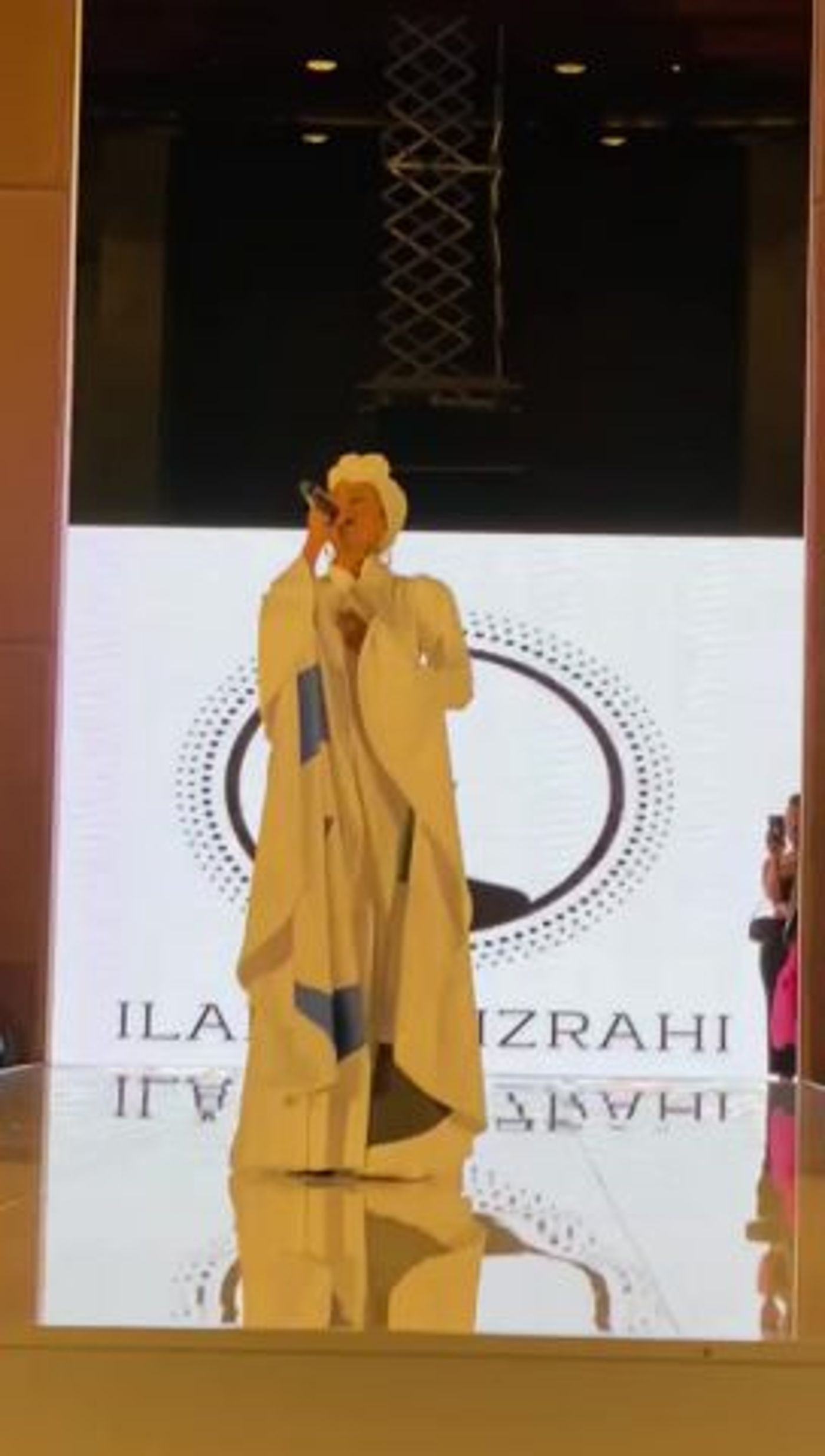 נרקיס הופיעה בשבוע האופנה בדובאי בלוק מפתיע במיוחד