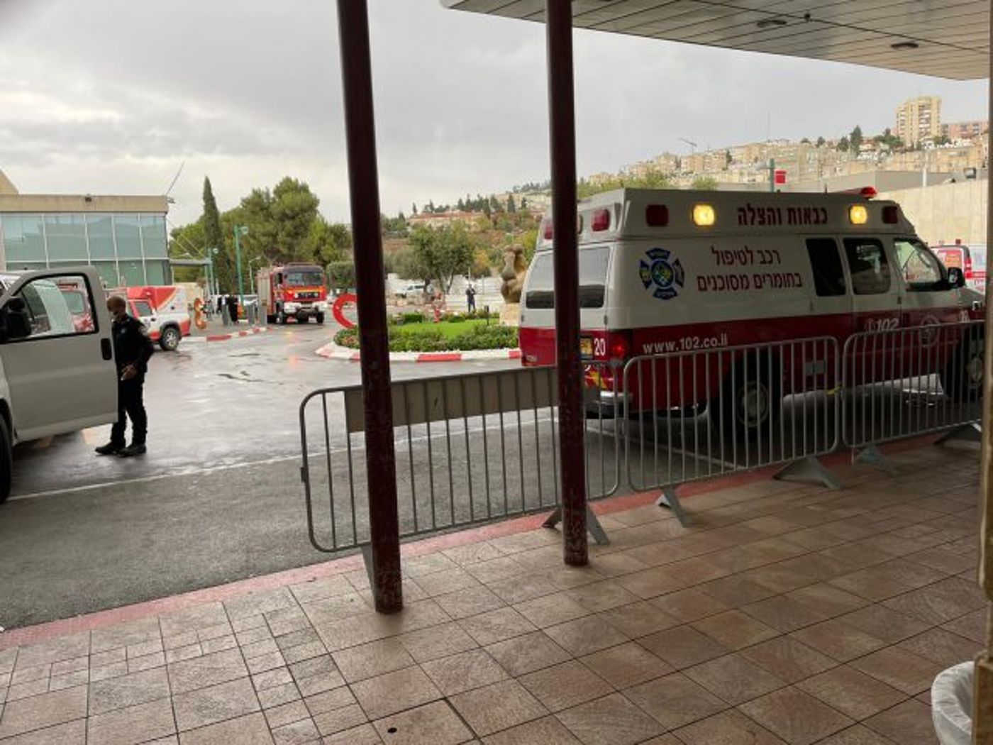 צפו: עם סרבלים וכפפות – כך טיפלו במעטפה החשודה