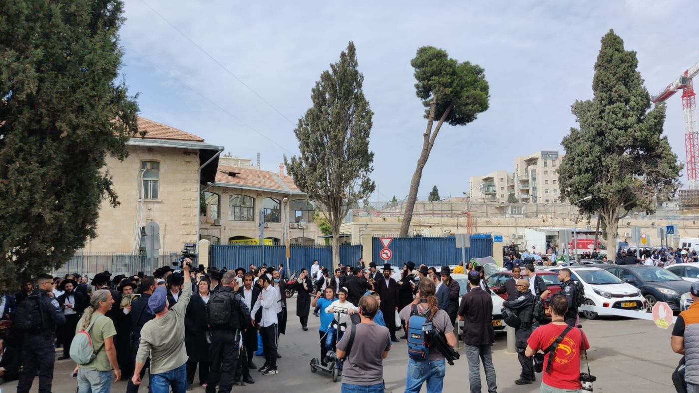 ברלנד ואשתו נעצרו, החסידים התפרעו