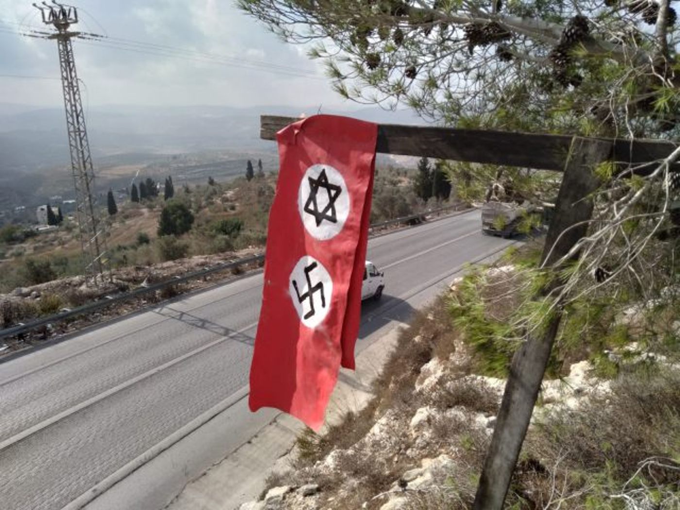 דגל נאצי בשומרון (ישיבת חומש)