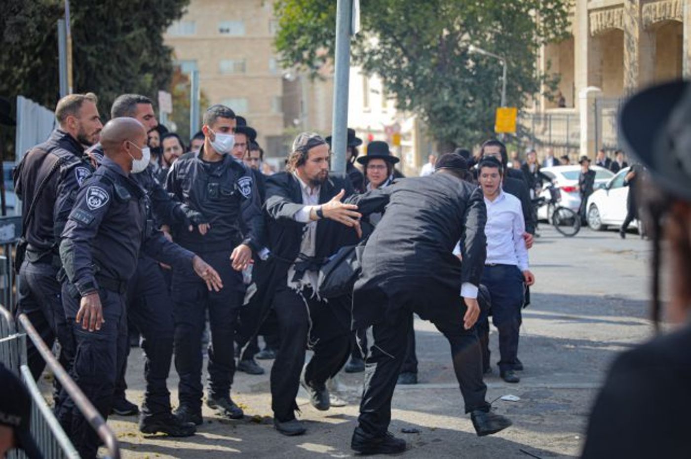 תחת מהומות והפגנות: הוארך מעצרו של ברלנד
