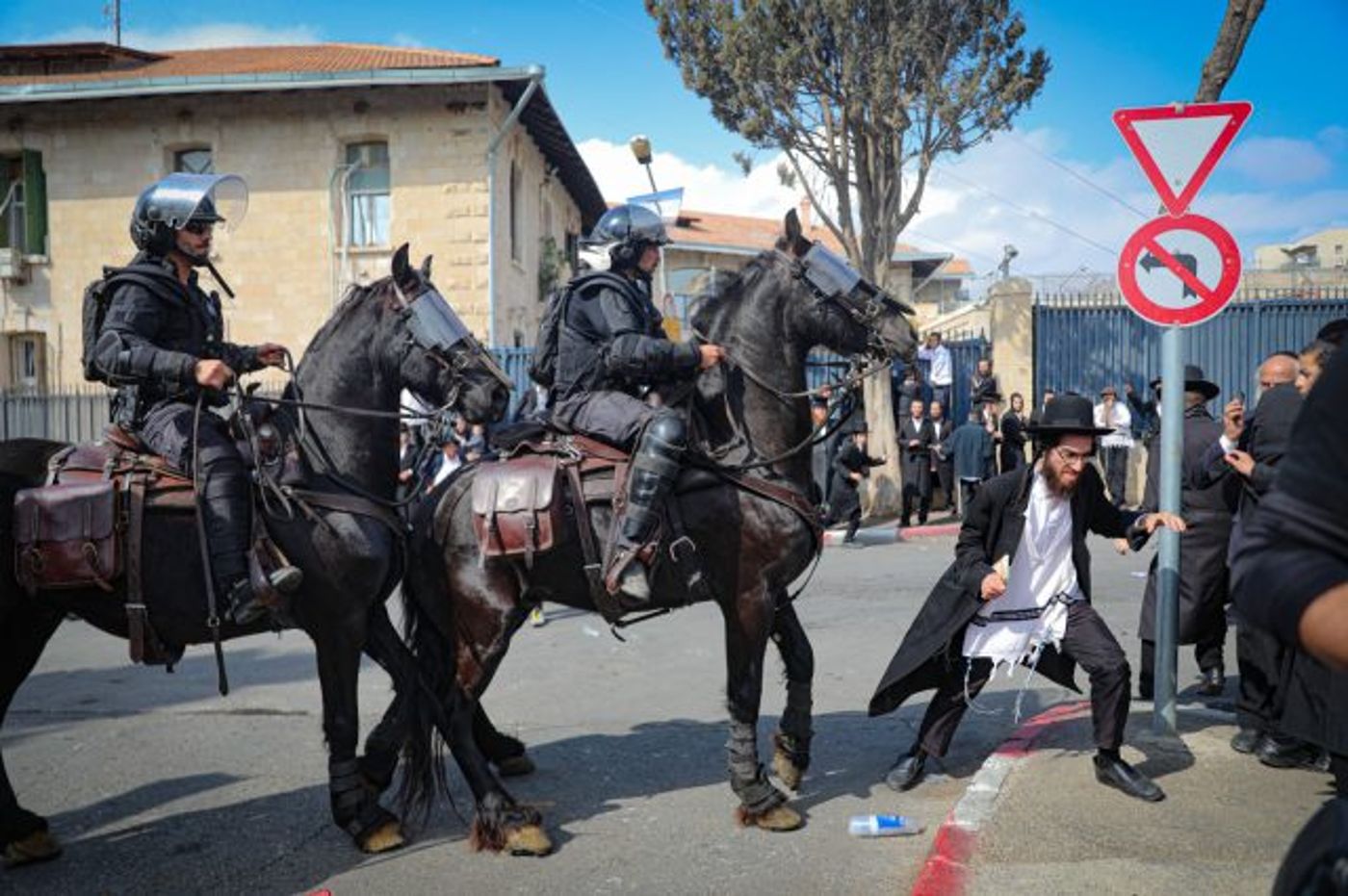 תחת מהומות והפגנות: הוארך מעצרו של ברלנד