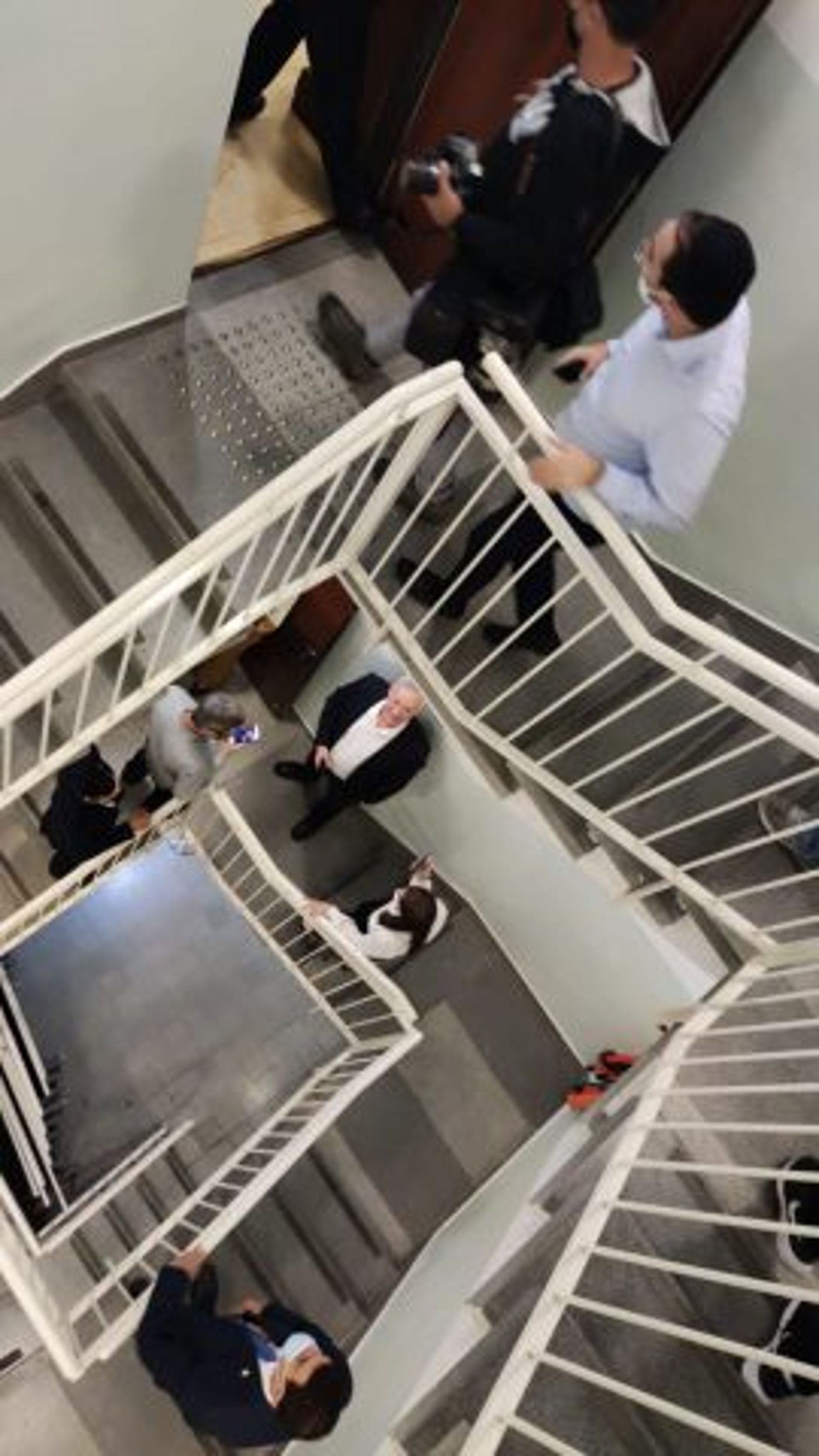 שר הביטחון בני גנץ יורד למקלט בכנסת (בנצי רובין)