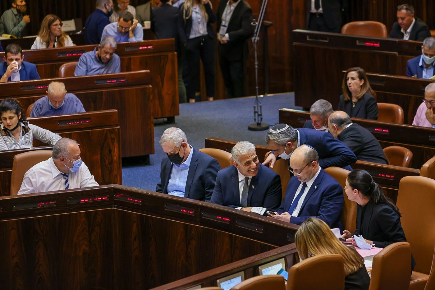 יביא לחתימה? מיכאלי ולפיד