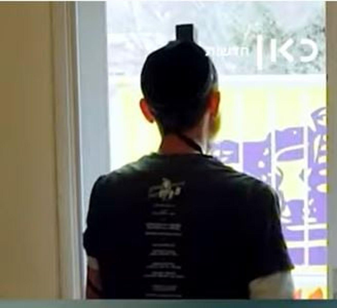 בגלל הנטיות של החזן – הרב ביקש לצאת מהתפילה. צפו