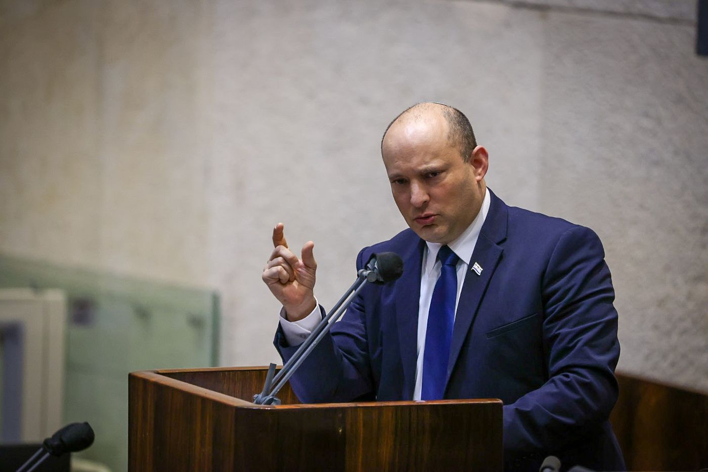 צפו: בנט עלה לנאום וירד מהדוכן אחרי 10 שניות