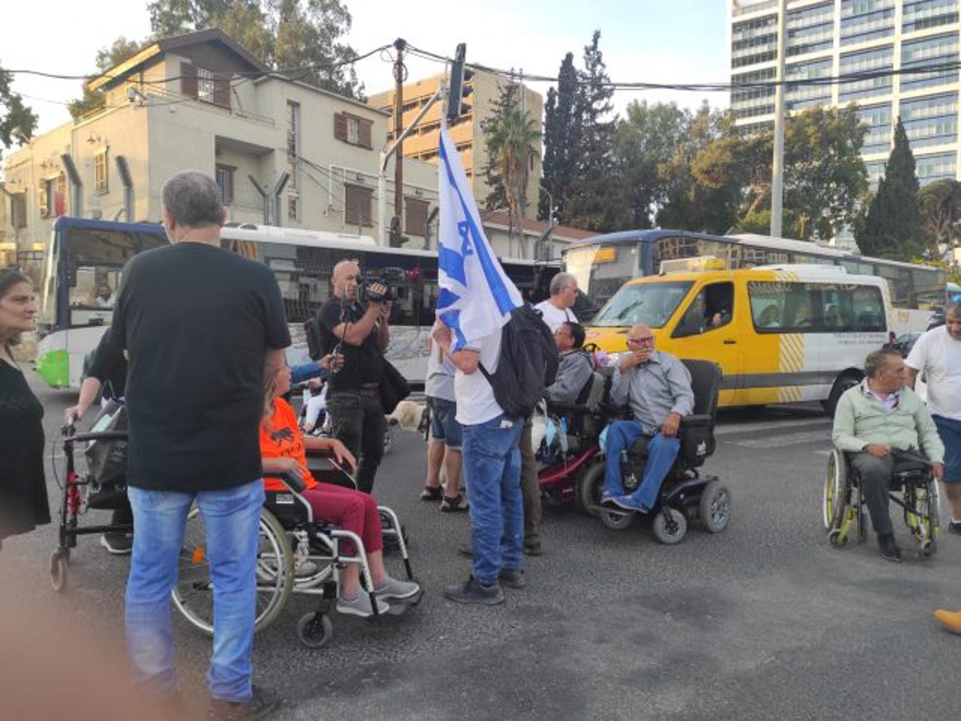 מחאת הנכים: נחסמה צומת קפלן-עזריאלי בתל אביב