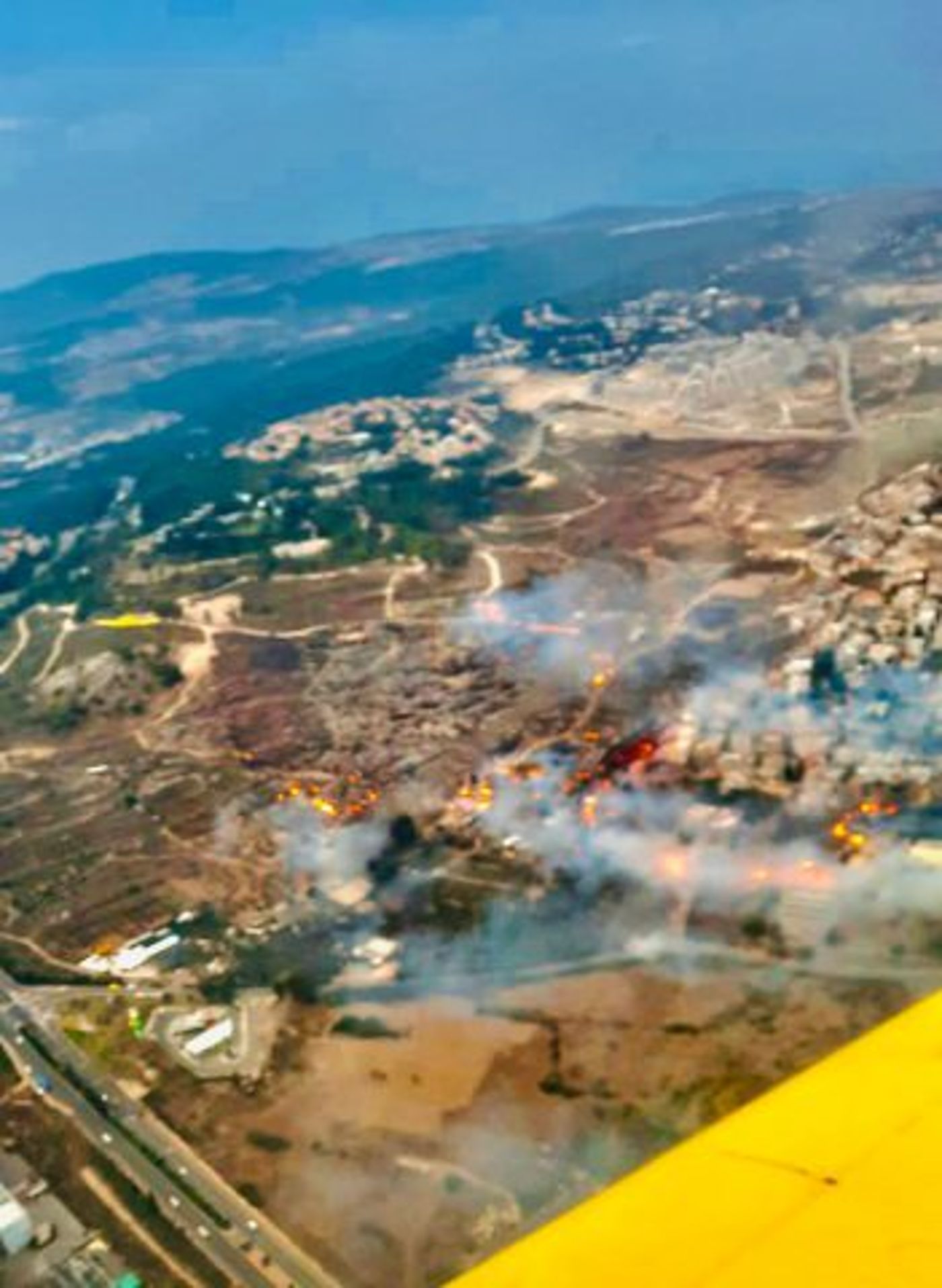 שריפת ענק בצפון: בתים פונו, רכבים ועסקים נשרפו