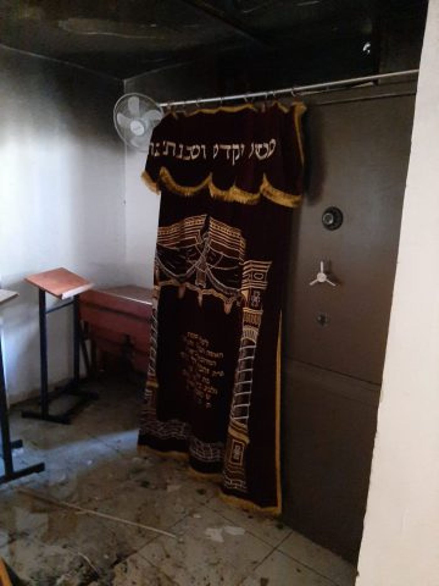 בית כנסת בירושלים עלה באש: 'ארון הקודש לא נפגע'