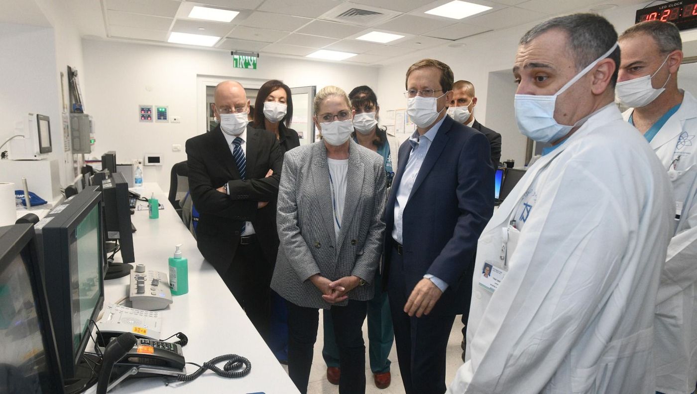 הנשיא הרצוג בביקור בבתי חולים בצפון: "לאן הגענו?"