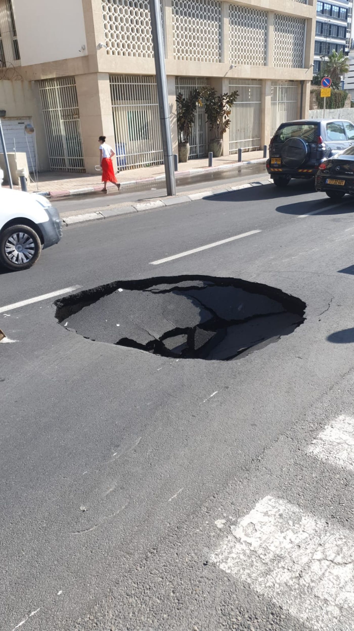 בגלל בולען: המשטרה סגרה כביש מרכזי בתל אביב