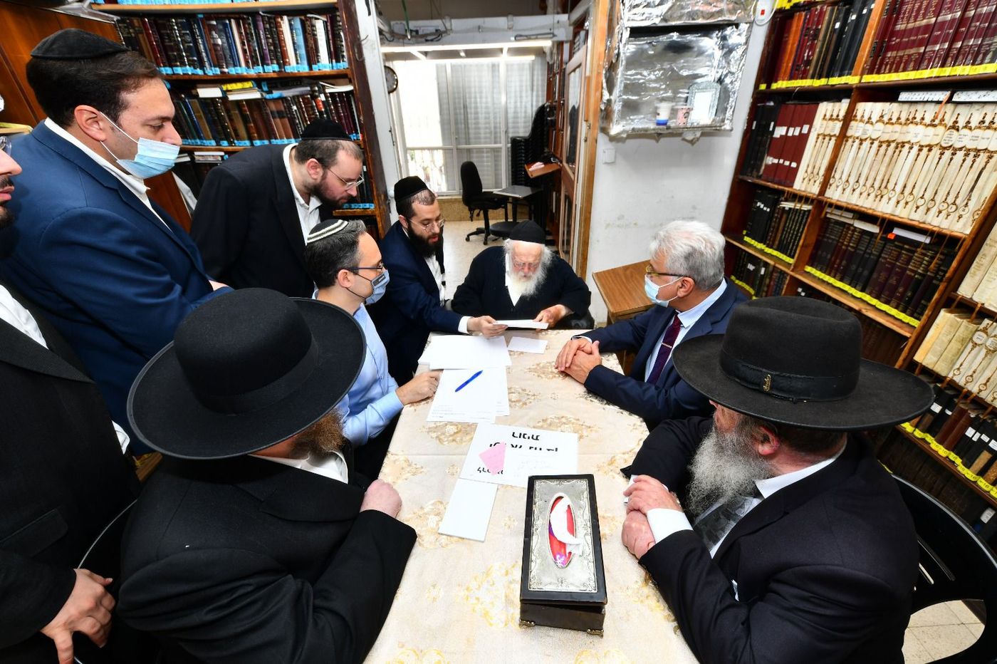 הרב קנייבסקי הורה: לחסן ילדים מגיל 5