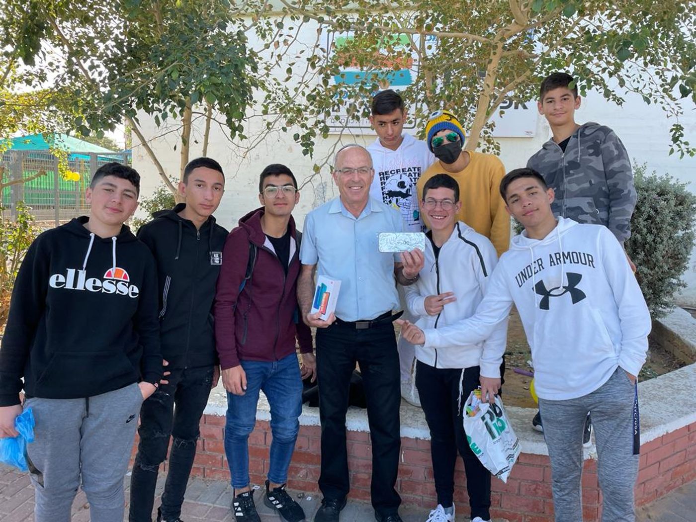 הר"מ איבד את הטלפון; תלמידי הישיבה רכשו לו מכשיר חדש