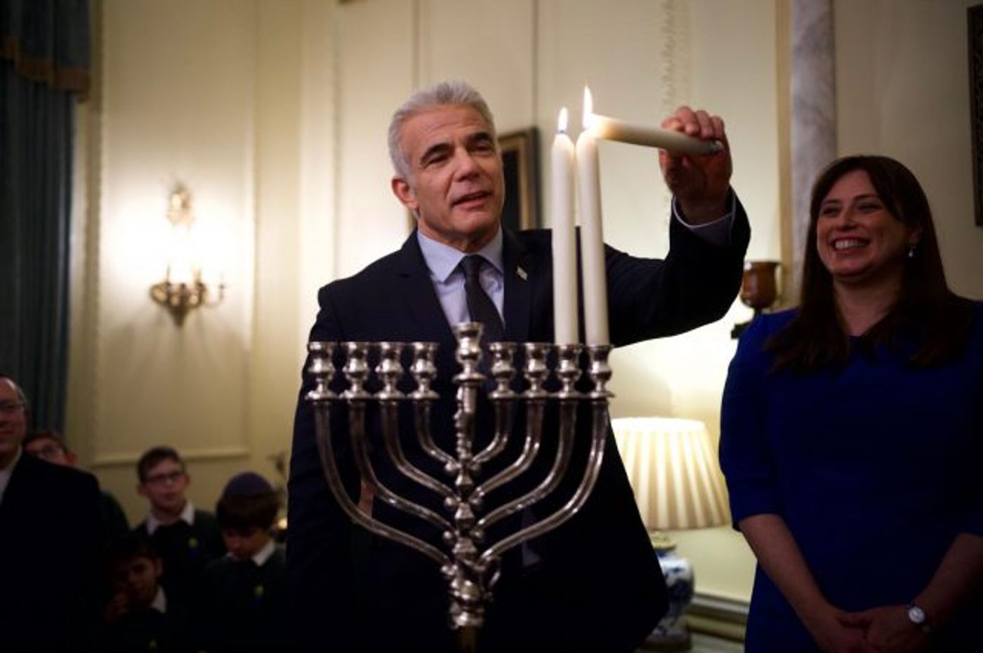 ראש ממשלת בריטניה מדליק נר שני של חנוכה