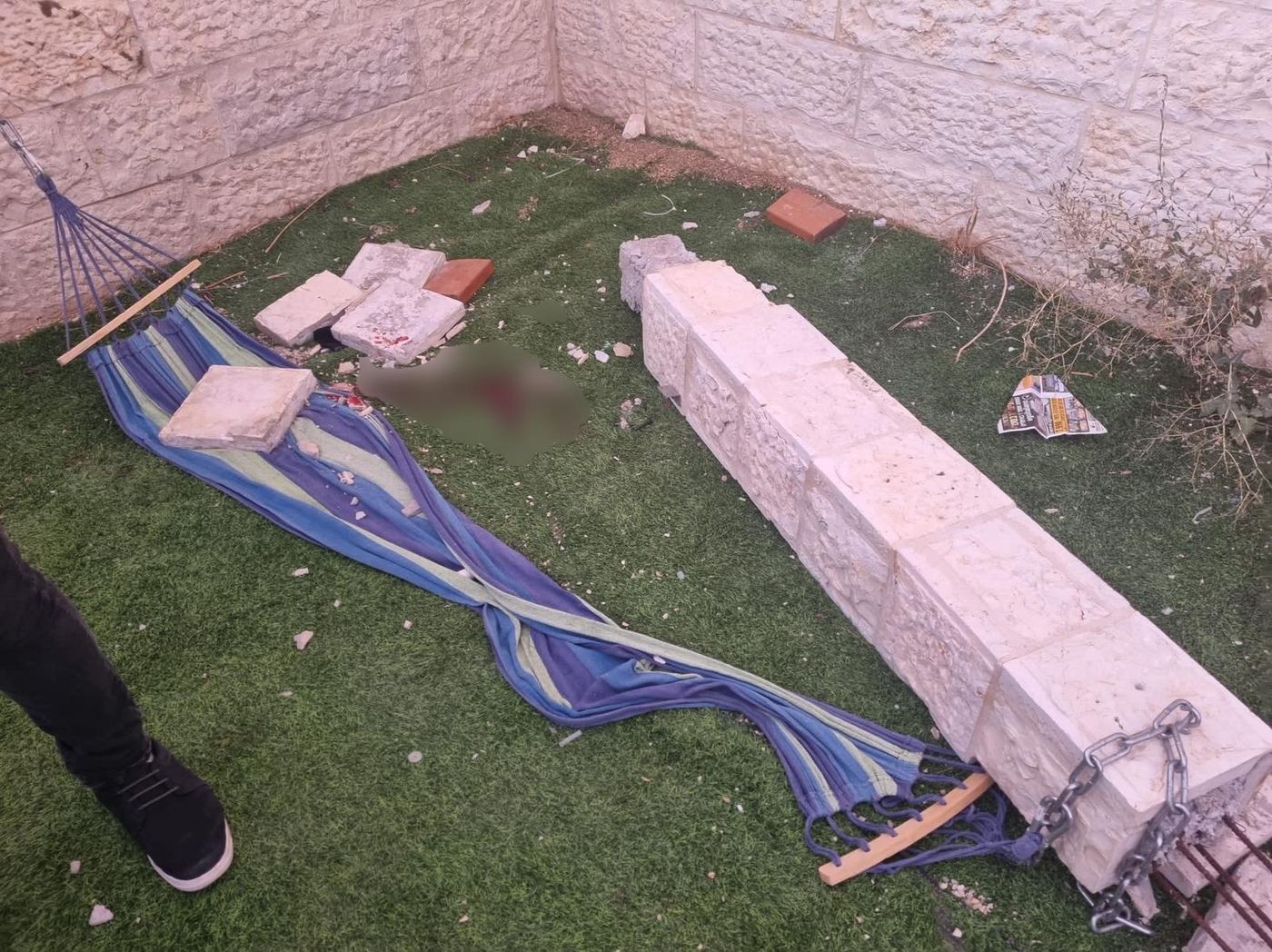 בחצר ביתו: עמוד נפל על ילד; מצבו אנוש