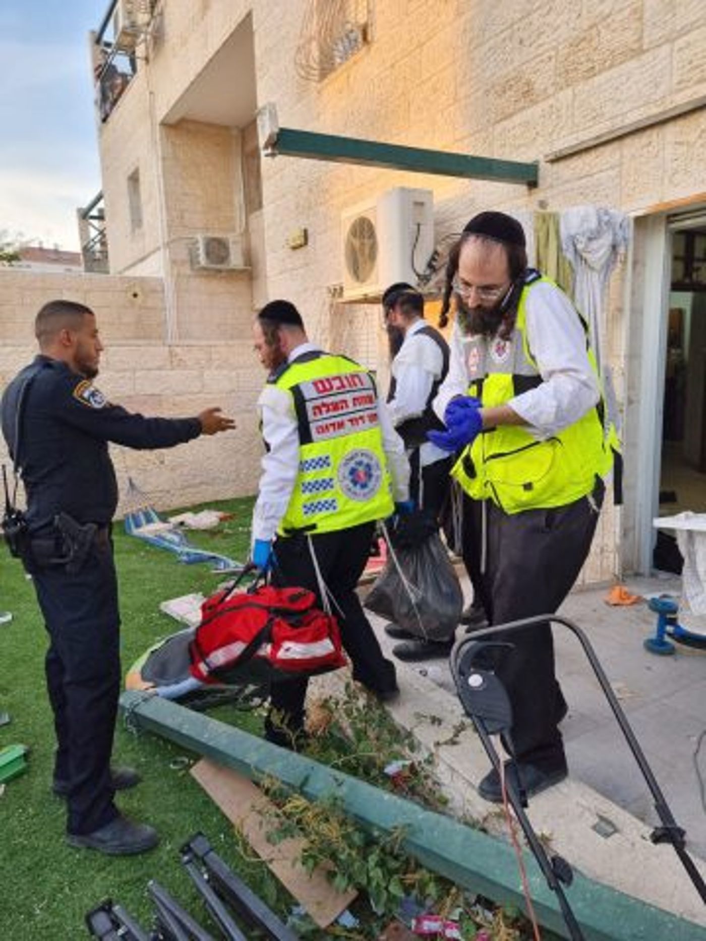בחצר ביתו: עמוד נפל על ילד; מצבו אנוש