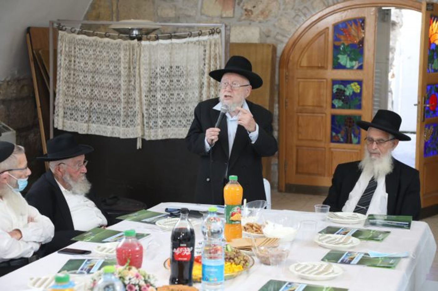 הרב דוב ליאור נושא דברים (רפי פריימן)