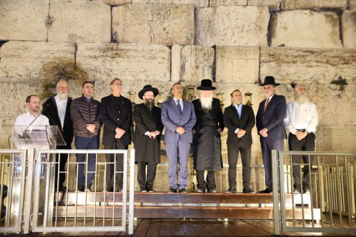 נר שלישי בכותל במעמד ניצולי שואה מהעולם
