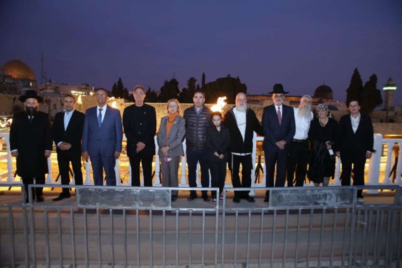 נר שלישי בכותל במעמד ניצולי שואה מהעולם