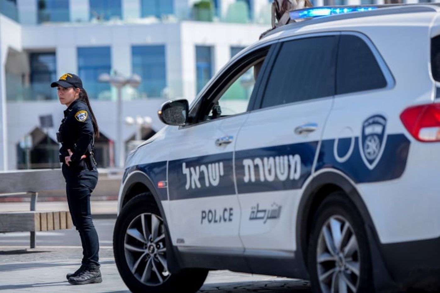 ביום הזיכרון: תושב רמלה זרק זרים מקברי הנופלים
