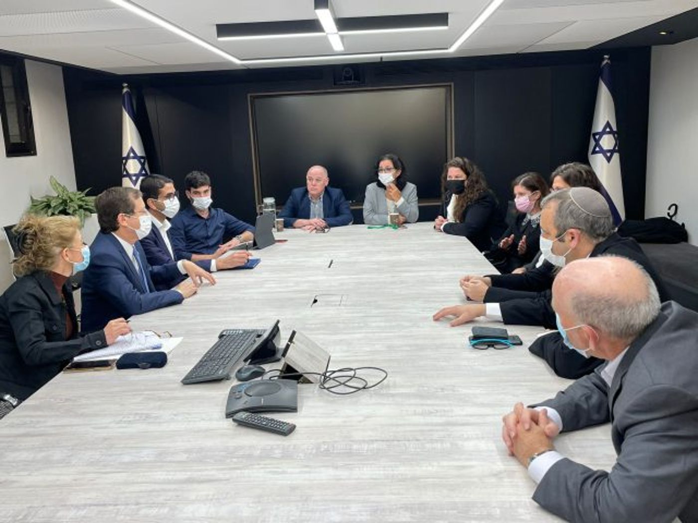 לקראת ראש חודש: הרצוג נפגש עם נשות הכותל