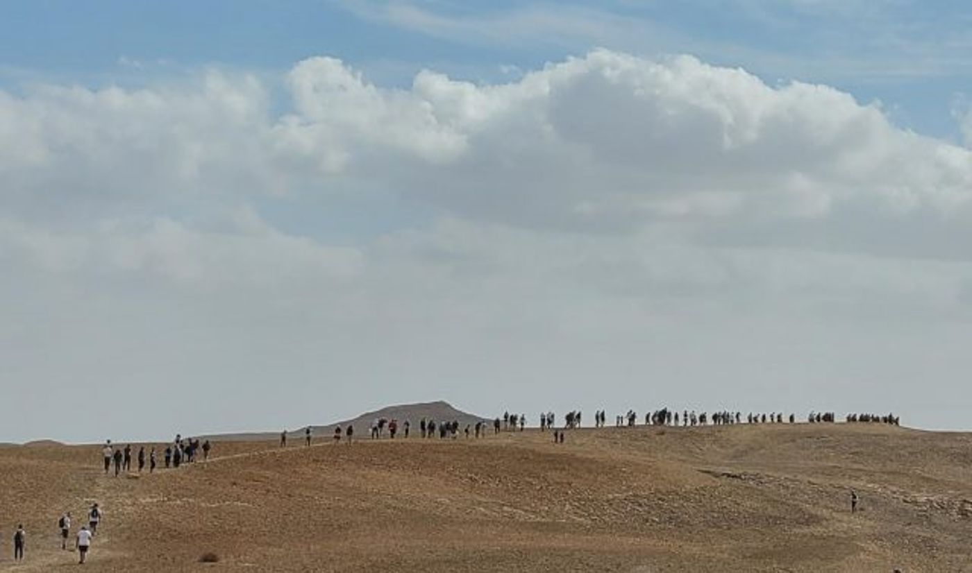 מטיילים במכתש רמון (גל ביסמוט רשות הטבע והגנים)