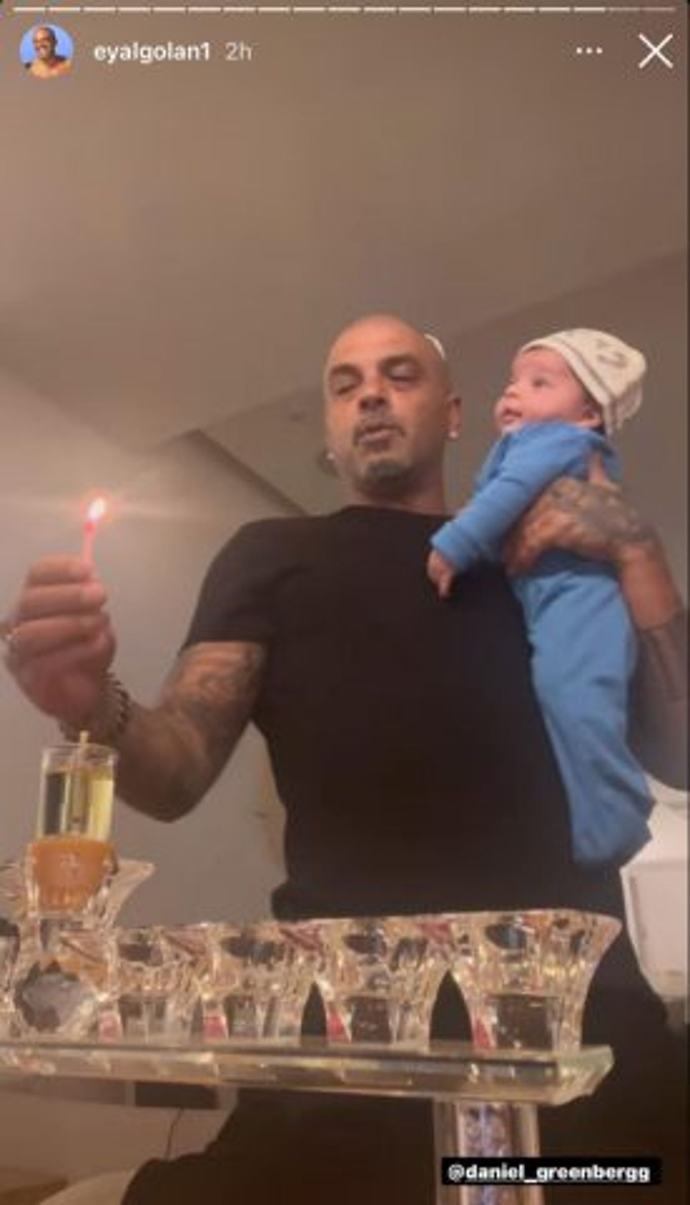 אייל גולן מדליק נרות חנוכה