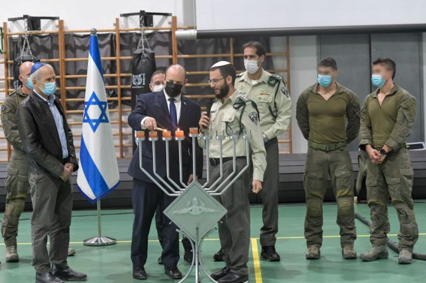 בנט מדליק נר חנוכה עם לוחמי הימ"מ