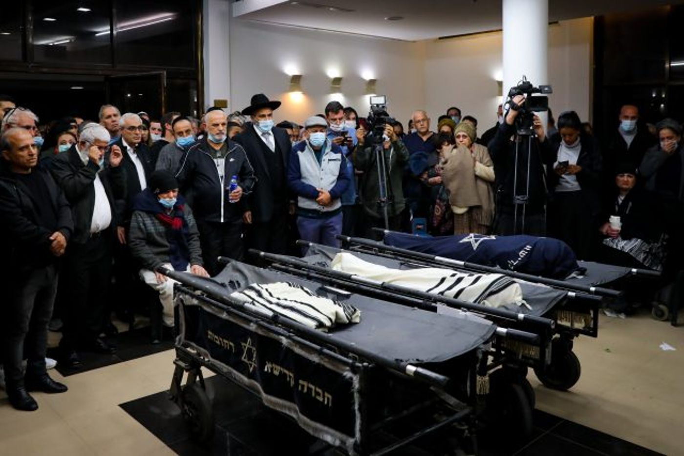 קורע לב: שני האחים והעובר הובאו לקבורה