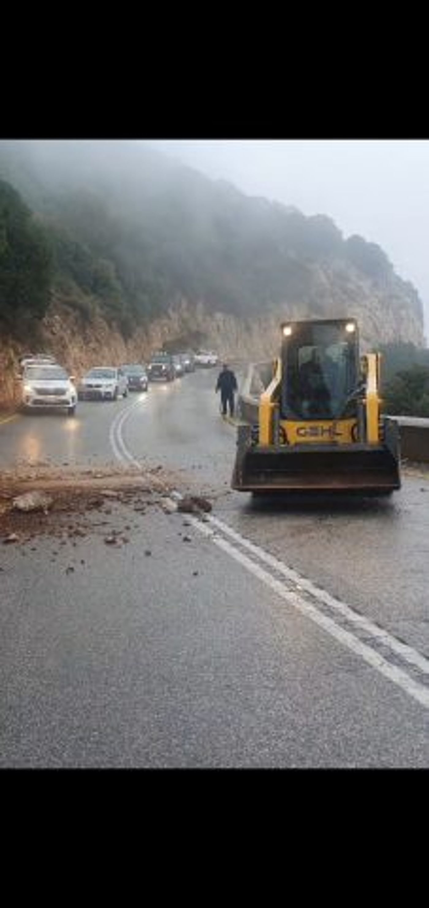 נזקי הסופה כרמל: כביש התמוטט בסמוך לאתר בנייה