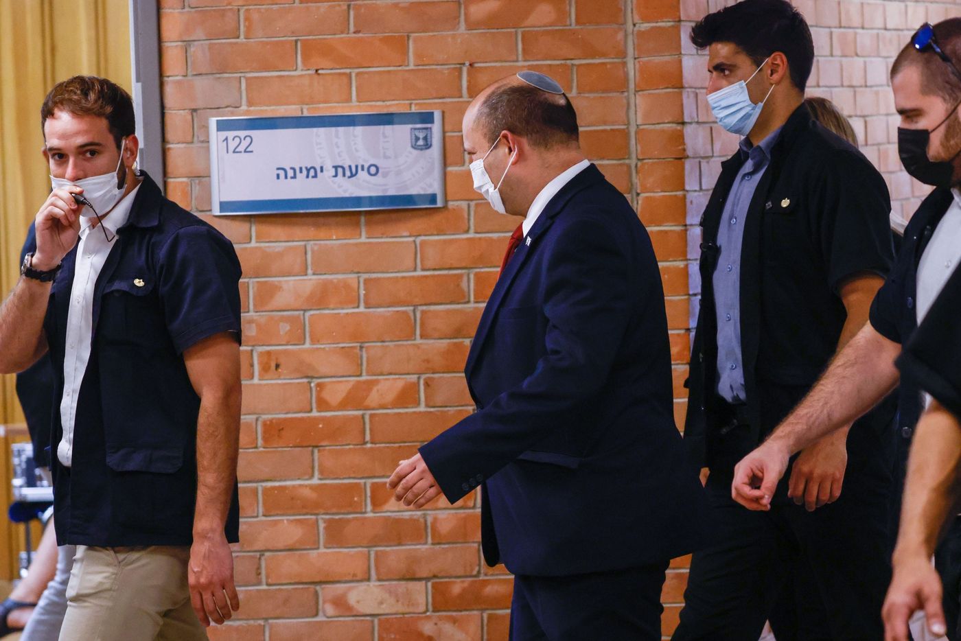 בנט בכניסה לחדר הסיעה, ארכיון