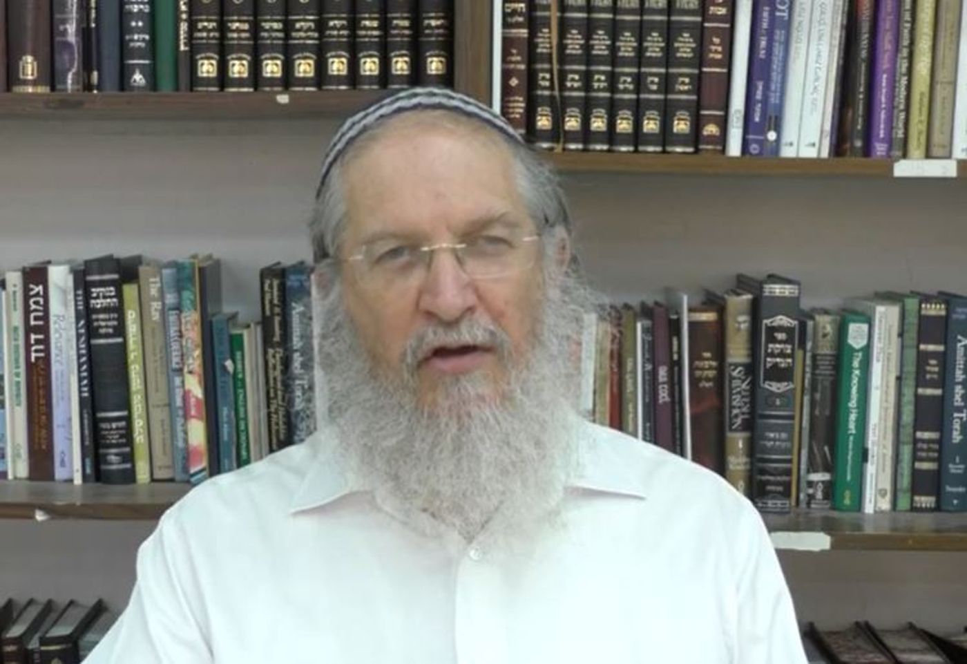 הסערה באולפנת שעלבים | רב היישוב בתגובה ראשונה