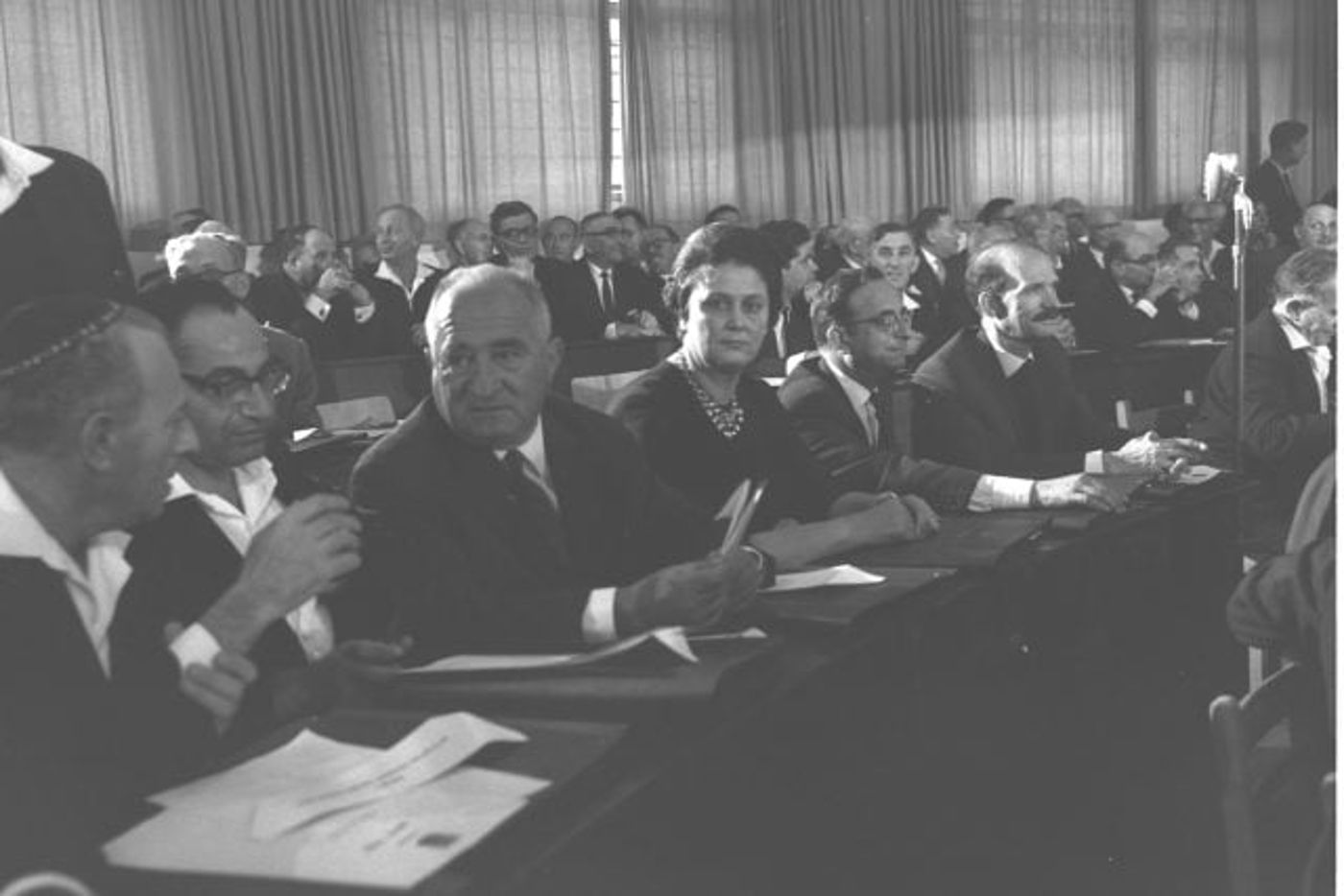 בשורה של מפלגת רפ"י בכנסת. שני משמאל. (משה פרידן, לע"ם)